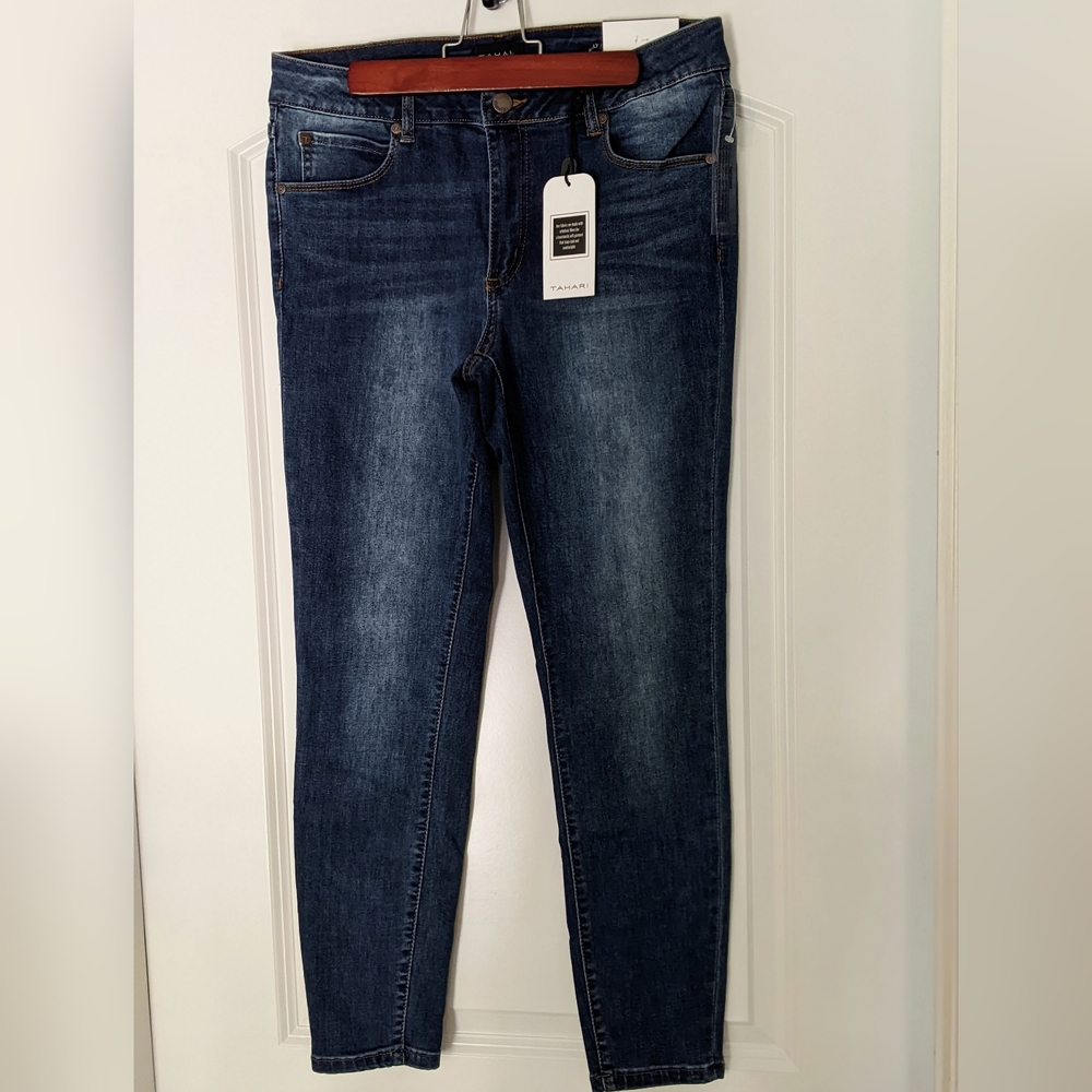 NWT Tahari Kelly Classic Skinny Roanne Was jeans